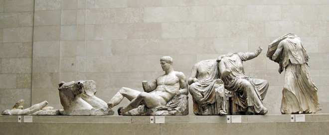 Αγάλµατα των αετωµάτων του Παρθενώνα στο Βρετανικό Μουσείο. «εν είναι αγάλµατα.