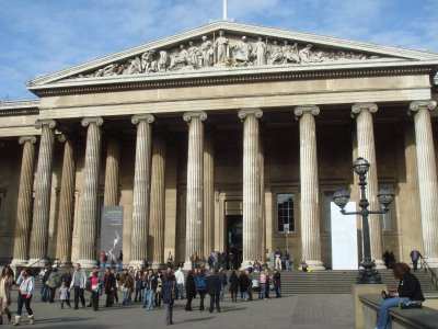 Ο Παρθενώνας και το Βρετανικό Μουσείο Η συλλογή του Βρετανικού Μουσείου περιλαµβάνει µερικά από τα γλυπτά των αετωµάτων, των µετοπών που απεικονίζουν µάχες µεταξύ των Λαπίθων και των Κενταύρων, αλλά