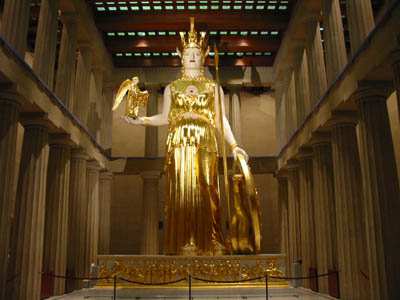 Το χρυσελεφάντινο άγαλµα της Αθηνάς Παρθένου ύψους 13,5m. Σύµφωνα µε την παράδοση, το άγαλµα πατούσε σε µνηµειακή βάση ύψους 1,20 µ.