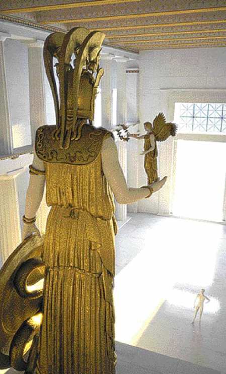 Το άγαλµα της θεάς Αθηνάς βρισκόταν στο εσωτερικό του ναού περιβαλλόµενο από διώροφη κιονοστιχία από κίονες δωρικού ρυθµού Το κράνος της Αθηνάς είχε τριπλό λοφίο.