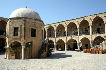 8. Beuyuk Hamam (το μεγάλο χαμάμ): Αυτό το χαμάμ είναι κτίσμα του 14 ου αιώνα, και παλαιότερα εδώ βρισκόταν η εκκλησία του Αγίου Γεωργίου των Λατίνων (γνωστός και ως των Μιγάδων ή των Ορνιθίων).