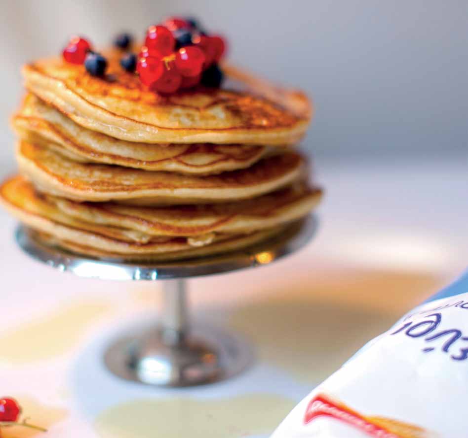 pancakes (για 10 pancakes) τι χρειαζόμαστε 250 γρ. γιαούρτι 1 κ. γ. μαγειρική σόδα χωρίς γλουτένη 240 γρ. αλεύρι για όλες τις χρήσεις χωρίς γλουτένη Μύλων Αγίου Γεωργίου 3 αυγά 6 κ. σ. ζάχαρη ¼ κ. γ. αλάτι 150 ml γάλα, με χαμηλά λιπαρά Λάδι ή βούτυρο για τηγάνισμα τι κάνουμε 1.