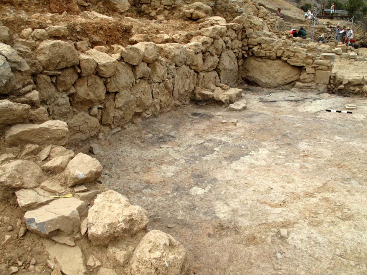 ανατολικά: Αρχαϊκή επίχωση με βότσαλα