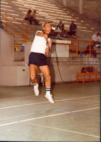 ΚΩΣΤΑΣ ΛΑΖΑΡΟΥ Ο Κώστας Λαζάρου γεννήθηκε το 1946. Στα µαθητικά του χρόνια υπήρξε αθλητής στίβου και µέλος των οµάδων καλαθόσφαιρας, ποδοσφαίρου και πετόσφαιρας του Γυµνασίου Σολέας όπου φοίτησε.