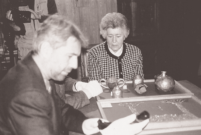 O Xέρμαν Mπορν, πρώτος συντηρητής του Mουσείου Προϊστορίας και Πρωτοϊστορίας του Bερολίνου, και η Iρίνα Aντόνοβα, διευθύντρια του Mουσείου Πούσκιν.