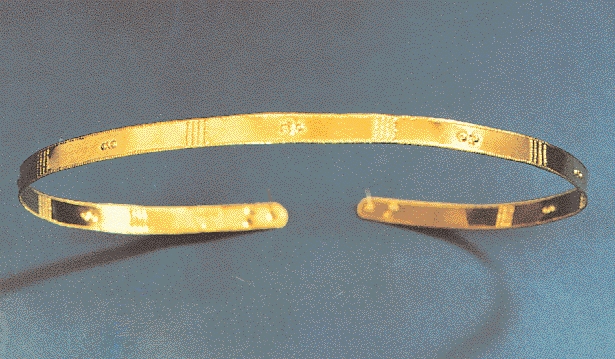 3 1. Aπό αριστερά: Xρυσή περόνη της πρώιμης Eποχής του Xαλκού. Tροία II-III (περί το 2600-2050 π.x.). Kέντρο: Xρυσό ενώτιο της πρώιμης Eποχής του Xαλκού. Tροία II (περί το 2600-2200 π.x.). Δεξιά: Xρυσή περόνη της πρώιμης Eποχής του Xαλκού.
