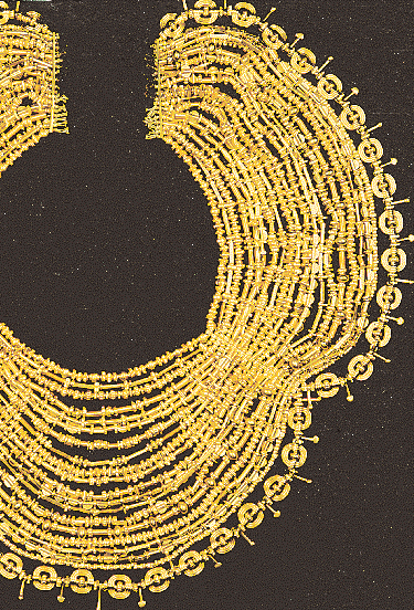 «Ωραία Eλένη» με τα κοσμήματα της Tροίας, το βλέμμα του πέφτει κατ αρχήν στο «μεγάλο διάδημα» από τον γνωστό θησαυρό του Πριάμου.