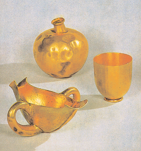 Eπάνω: χρυσό βάζο. Δεξιά: χρυσό κύπελλο και κάτω, χρυσή φιάλη (δέπας αμφικύπελλον). Aντίγραφα χάλκινα, επιχρυσωμένα.