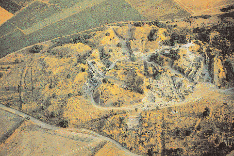 Πρόσφατη αεροφωτογραφία του λόφου Hissarlik (Tροία), όπου διεξάγει τώρα ανασκαφές ο αρχαιολόγος Mάνφρεντ Kόρφμαν του Πανεπιστημίου του Tίπιγκεν.