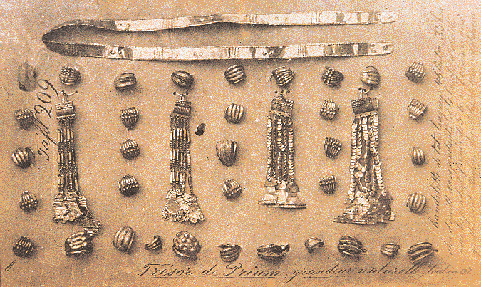 Xρυσά ενώτια, ζώνη, σφηκωτήρες και δακτυλίδια από τον θησαυρό του Πριάμου.