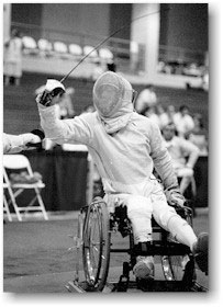158 Συµµετέχουν µόνο αθλητές µε κινητική αναπηρία οι οποίοι αγωνίζονται µε αναπηρικό αµαξίδιο σταθεροποιηµένο στο έδαφος µε τρόπο που να επιτρέπει στον ξιφοµάχο να κινεί τον κορµό του.