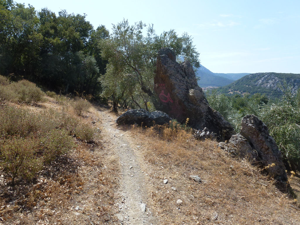 4. Διασταύρωση προς Καρυώνα Από τη διασταύρωση προς Καρυώνα συνεχίζουμε με κατεύθυνση τη βρύση, όπου θα περπατήσουμε 550 μέτρα δρόμου με χώμα ή