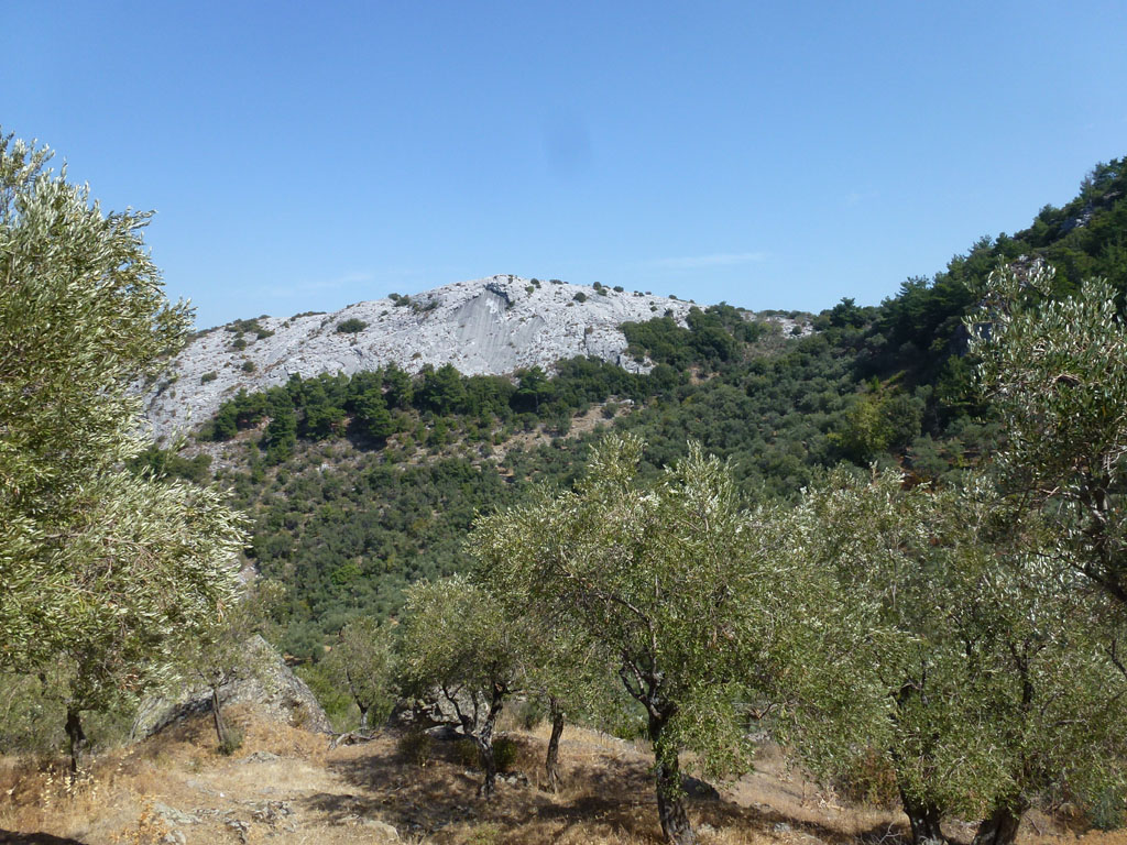 Βρύση Μετά τη βρύση συναντάμε χωματόδρομο τον οποίο ακολουθούμε για λίγα μέτρα και στρίβουμε αριστερά με κατεύθυνση τη διασταύρωση χωματόδρομου