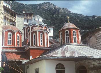 Κατά τη διάρκεια του φαγητού διαβάζεται ένα κείµενο, από τους Βίους των Αγίων. Όλοι τρώµε σιωπηλά και γρήγορα.