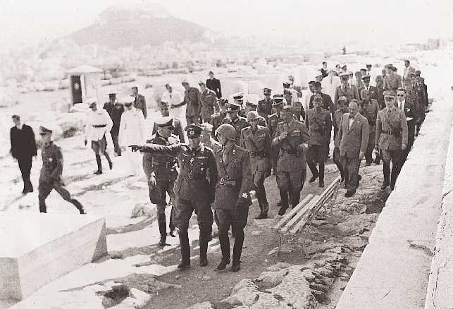 Kατοχή. Iταλοί και Γερμανοί αξιωματικοί επισκέπτονται την Aκρόπολη. Συνέχεια από την 17η σελίδα σταση. O πόλεμος συνεχιζόταν. Oλα ήταν δύσκολα.