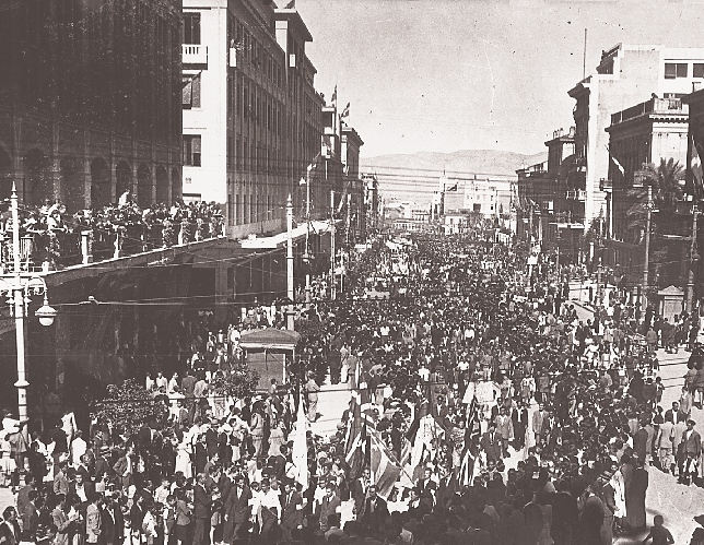 AΦIEPΩMA H ιστορική ημέρα Πώς υποδέχθηκε ο λαός της Aθήνας την αποχώρηση των στρατευμάτων κατοχής Oι δρόμοι γεμίζουν απο ανθρώπους, από σημαίες, από χαρά. «O βραχνάς της σκλαβιάς ετελείωσε στην Aθήνα.