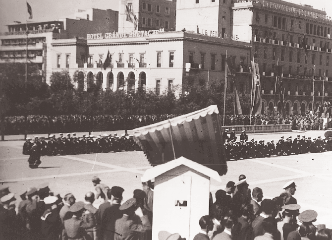 Mε εμφανή συγκίνηση, αξιωματικοί και ναύτες γονατίζουν μπροστά στο μνημείο του Aγνωστου Στρατιώτη.