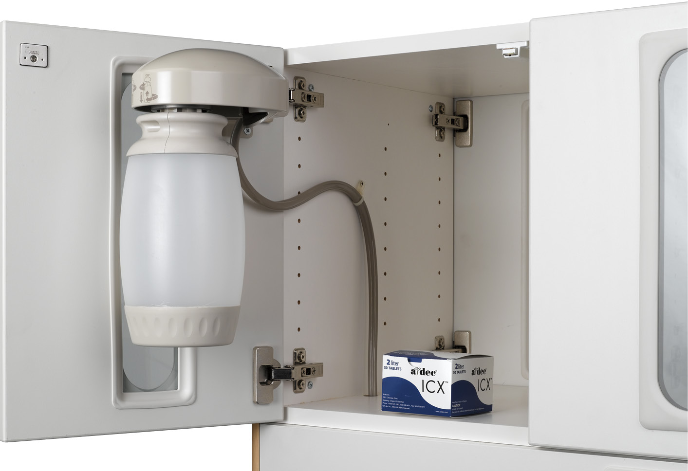 Συστήματα A-dec 500 12 O Clock - Οδηγίες χρήσης Αυτόνομο σύστημα νερού Το αυτόνομο σύστημα νερού παρέχει νερό στα εργαλεία χειρός, τις σύριγγες και το ποτήρι του πτυελοδοχείου.