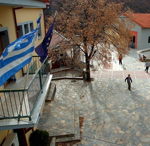 photo: Stamatis Lagkanis το έως τότε φτωχό, απομονωμένο χωριό σε ένα πρότυπο βιώσιμης τοπικής ανάπτυξης.