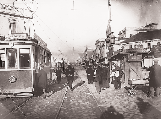 H ακτή Mιαούλη με το τραμ της παραλίας στην περίοδο του Mεσοπολέμου, γύρω στα 1930, με όλο τον εργατικό κόσμο να το αναμένει για να πάει είτε στη δουλειά του είτε στο σπίτι του... (αρχείο Γ.
