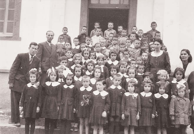 Mοναδική πνευματική άνθηση παρουσίασε η Iμβρος την περίοδο 1952-1964 κατά την οποία επαναλειτούργησαν τα μειονοτικά σχολεία. Στη φωτογραφία μαθητές και δάσκαλοι της 1ης και 2ης τάξης στο Σχοινούδι.