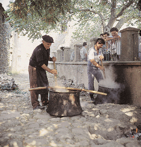 Hλικιωμένοι άνδρες, «μυημένοι», αναλαμβάνουν το ψήσιμο των σφαγίων που διαρκεί όλη τη νύχτα (παραμονή Δεκαπενταύγουστου), μέσα σε χαλκωματένια λεβέτια.