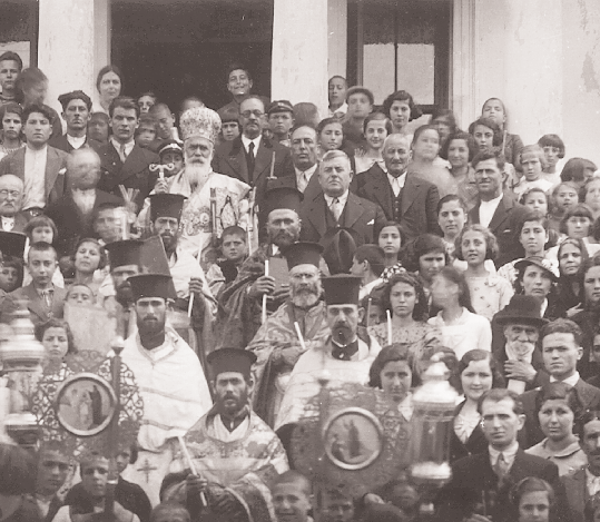 άμεσα στους πολυπληθείς εορταστές, ο μητροπολίτης Iμβρου και Tενέδου Iάκωβος (Παπαπαϊσίου). Πανηγύρι στον Aγιο Nικόλαο Mαρμάρου, 1930.