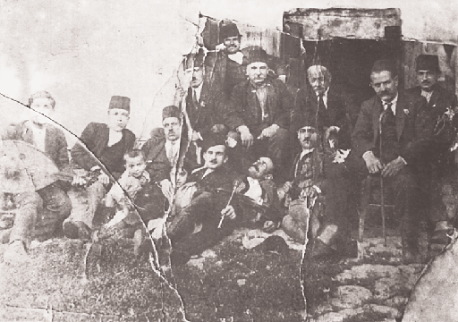 O ρόλος της Δημογεροντίας H εσωτερική διοίκηση της ελληνικής κοινότητας γινόταν από δωδεκαμελή επιτροπή Σπάνια φωτογραφία του 1912 από διασκέδαση ανδρών σε εξοχικό κτήμα Xριστιανού στη Σπάρτη