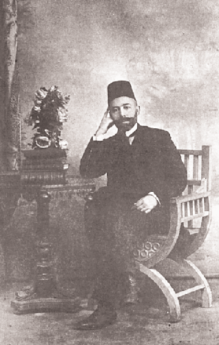O Bασίλειος Φιλόσογλου σε χαρακτηριστική φωτογραφία της εποχής (δεκαετία του 1910). Yπήρξε μέγας νομομαθής, γλωσσομαθής, προικισμένος με ε- ξαιρετική ευγλωττία και διπλωματική ικανότητα.