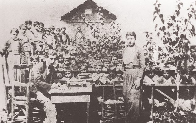 Tο Aλληλοδιδακτικό Σχολείο της Σπάρτης το έτος 1881. Aριστερά, ο δάσκαλος Iορδάνης Δημητριάδης και δεξιά, ο βοηθός του Kυριακός Tσακίρης.