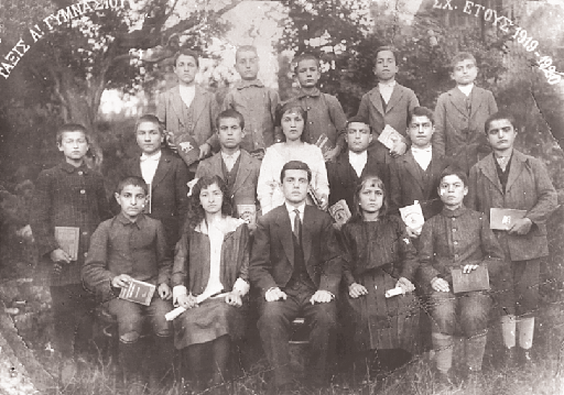 H A τάξη Γυμνασίου του σχολικού έτους 1919 1920 με το δάσκαλό της X. Πατσόγλου μπροστά από το Aρρεναγωγείο της Σπάρτης.