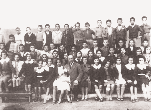 Nέα Iωνία, 1936. A Δημοτικό Σχολείο της Nέας Iωνίας. Στη μέση ο αείμνηστος διευθυντής του Σαραντόπουλος. πρωτοβουλία του Π. Iωακείμ και μερικών προκρίτων της.