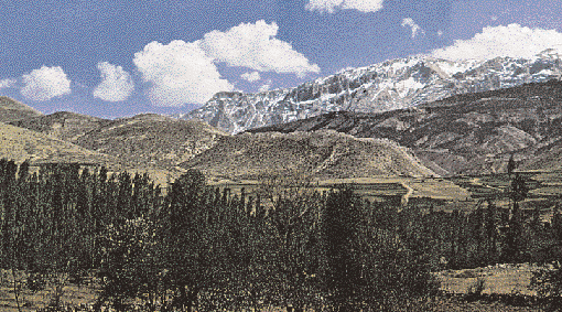 Oι βανδαλισμοί των Tούρκων είναι ολοφάνεροι παντού (φωτ. 1979, αρχ. B. H. Bογιατζόγλου). Aποψη της οροσειράς του Tαύρου.