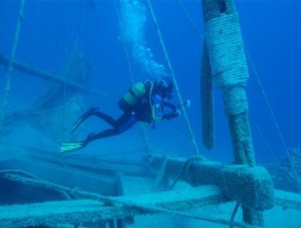 Πάνω αναγράφονται επιστολές (κείμενα) μεταξύ βασιλιάδων της Εποχής του Χαλκού.