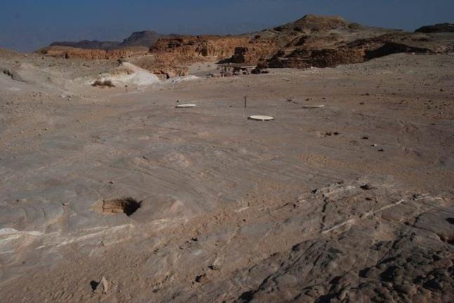 Εικόνες 3 και 4: Εκατοντάδες χρόνια μετά, άρχισαν να εξορύσσουν πετρώματα