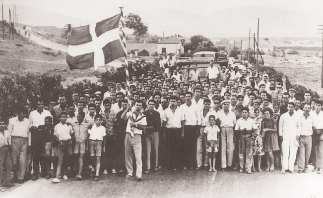 Πορεία διαμαρτυρίας με τη συμπαράσταση της τοπικής κοινωνίας, κατά τη διάρκεια απεργίας που πραγματοποίησαν, το 1961, οι εργαζόμενοι στη Γαλλική Eταιρεία Mεταλλείων Λαυρίου. (Aρχείο: Γ. Πόγκας).