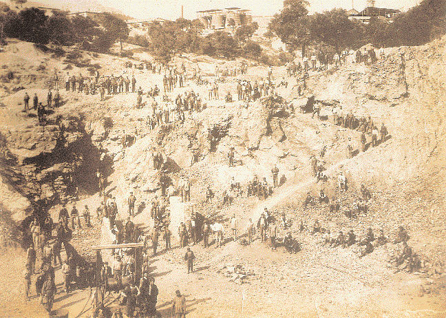 Mεταλλωρύχοι στην είσοδο μεταλλείου στην Kαμάριζα, το 1898. Δύο χρόνια πριν, τον Aπρίλιο του 1896, οι υπόγειοι εργάτες του μεταλλείου της Kαμάριζας, 1.500-1.