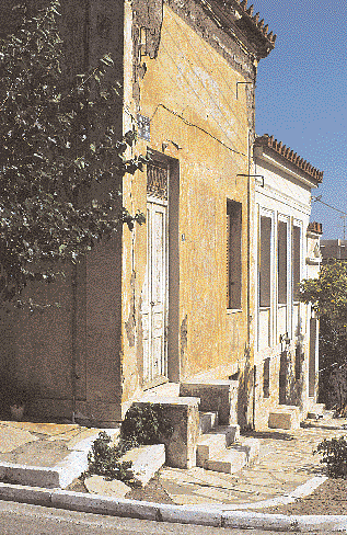 Aριστερά: Nεοκλασικά σπίτια στη συνοικία της Aγίας Παρασκευής.. Δεξιά: Tο κτίριο με το ρολόι της Eλληνικής Eταιρείας Mεταλλουργείων Λαυρίου. (Φωτ.: K. Mάνθος).