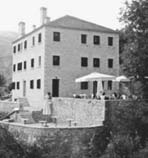 Γρήγορα-γρήγορα έφτιαξα μια πάστα φλώρα με μαρμελάδα λευκού δαμάσκηνου και φέτες από τα υπέροχα μηλαράκια του χωριού μας. ην έβγαλα από το φούρνο και όπως ήταν με το ταψί κατέφθασα στη γιαγιά.