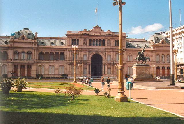 8η ΗΜΕΡΑ: ΜΠΟΥΕΝΟΣ ΑΪΡΕΣ (Ξενάγηση) Κατά τη διάρκεια της σημερινής μας ξενάγησης στο Μπουένος Άιρες θα δούμε το Προεδρικό Μέγαρο (Κάσα Ροσάδα) και τον Καθεδρικό Ναό με το μαυσωλείο του στρατηγού Χοσέ