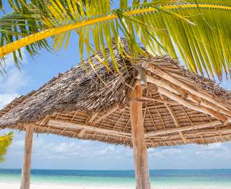 ΖΑΝΖΙΒΑΡΗ 2014 H Zanzibar ή Unguja" το καλύτερα κρυµένο µυστικό του Ινδικού, το νησί καρυκευµάτων σας προσκαλεί στις χρυσές ακτές της, στα ζεστά χαµόγελα και την απολαυστική κουζίνα.