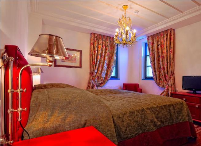 THREE BEDROOM GRAND CHALET Θ μεγαλοπρεπισ αυτι κατοικία ςυνιςτά το απόγειο τθσ πολυτελοφσ διαμονισ ςτο ςυγκεκριμζνο προοριςμό, διεγείροντασ το αίςκθμα τθσ θρεμίασ και τθσ χαλάρωςθσ και αναηωογονϊντασ