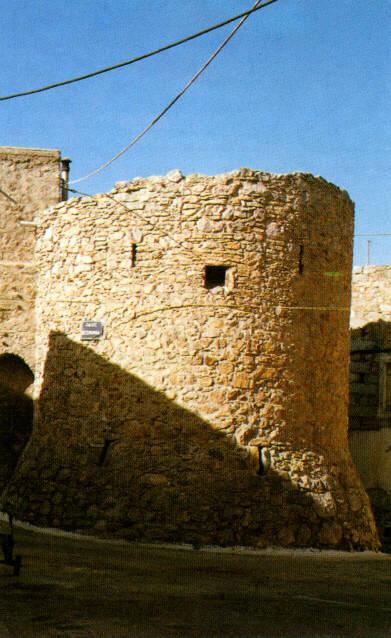 Εξωτερικός Κυκλικός πύργος και Σχέδιο του χωριού Μεστά σε μαρμάρινη πλάκα στην είσοδό του
