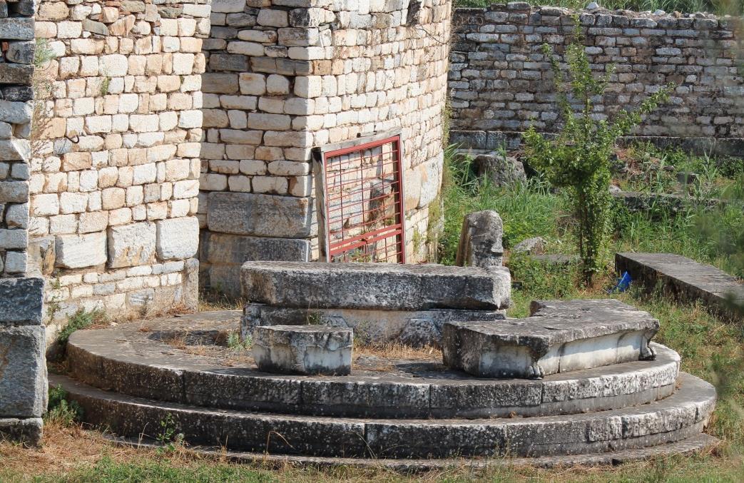Workshops/stoa N Figure 9: Schematic plan of the bouleuterion and the surrounding area in the late 2 nd century CE including the location of the intramural burial and the statues for Dometeinos