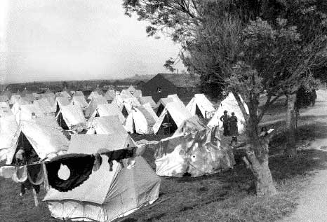Άµεση Στέγαση των πληγέντων Η αντιµετώπιση της ανάγκης των πληγέντων για άµεση στέγαση, πρέπει να γίνει επιλέγοντας τον καταλληλότερο δυνατό τρόπο µε βάση την έκταση της καταστροφής, τις
