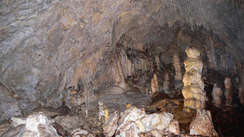 ΒΟΥΛΓΑΡΙΑ- Η σπηλιά Σνεζάνκα Η μαγική σπηλιά Σνεζάνκα που βρίσκεται στη Ροδόπη, χαρακτηρίζεται σαν μία από τις ομορφότερες σπηλιές της