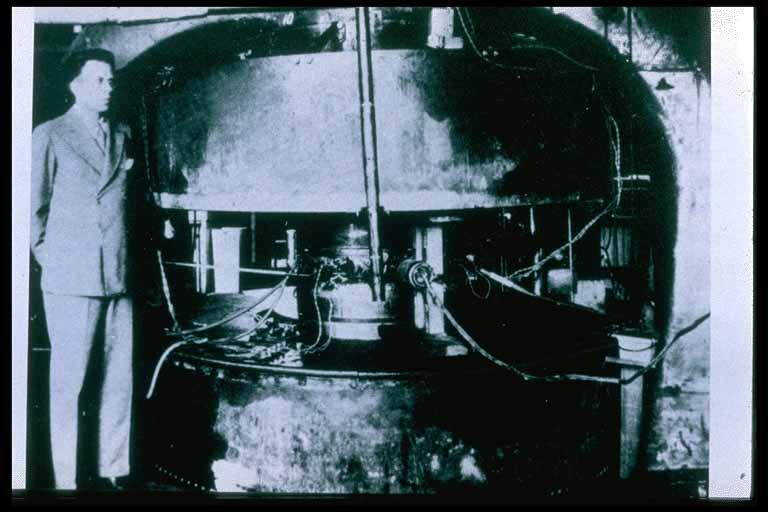 Κύκλοτρο Ιδέα των Lawrenceκαι Edlefsen(1930), πρώτη κατασκευή των Lawrenceκαι Livingstn(1932) Σταθερή μαγνητική επαγωγή B από μαγνήτη σε σχήμα H με κυκλοτρονική συχνότητα και ακτίνα που αυξάνεται με