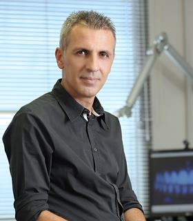 κ. Μιχάλης Παπαστάμος Οδοντοτεχνίτης, τεχνικός συνεργάτης Sadent και bredent. Οριζόντιες κοχλιώσεις FS1 επί εμφυτευμάτων Ο Κος Μιχάλης Παπαστάμος γεννήθηκε το 1964 στην Αθήνα.