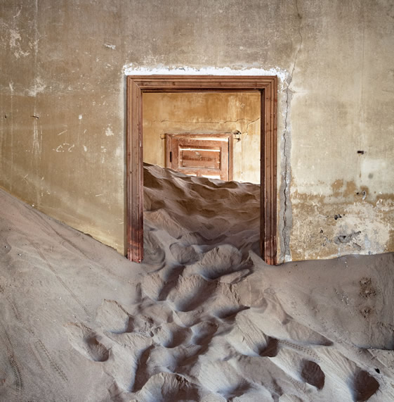 Υπερρεαλισμός/Σουρεαλισμός (surrealism) Ο υπερρεαλισμός ή σουρεαλισμός, από τις γαλλικές λέξεις sur (επάνω, επί) και réalisme (ρεαλισμός, πραγματικότητα) ήταν ένα κίνημα που αναπτύχθηκε