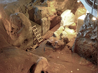 Tο σπήλαιο βρίσκεται σε υψόµετρο περίπου 100 µέτρααπότην επιφάνεια της πεδιάδαςκαι